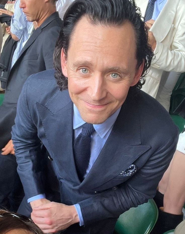 Tom Hiddleston's eyes😳🤍