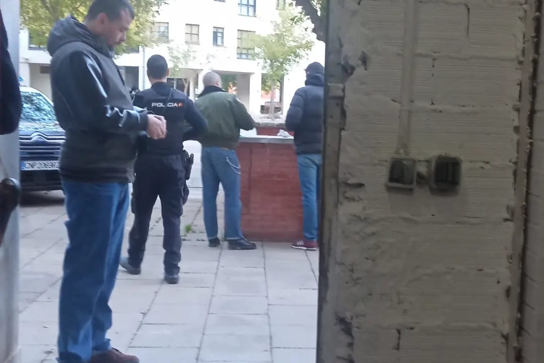 CJS_Burgos's tweet photo. Aunque no para nuestra sorpresa apareció la Policía Nacional a la hora de la charla, identificando a parte de lxs participantes intentando amedentrarnos e impedir la organización de la juventud proletaria burgalesa. https://t.co/OJlnANcbn9