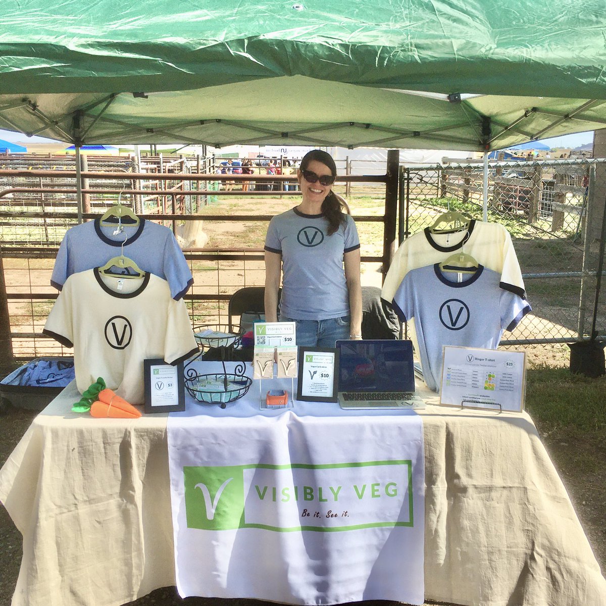 visiblyveg's tweet photo. Hanging out at @luvinarms first Fall Fest! There’s still time to stop by and say hi! 👋🏼 https://t.co/p9feaIJx88