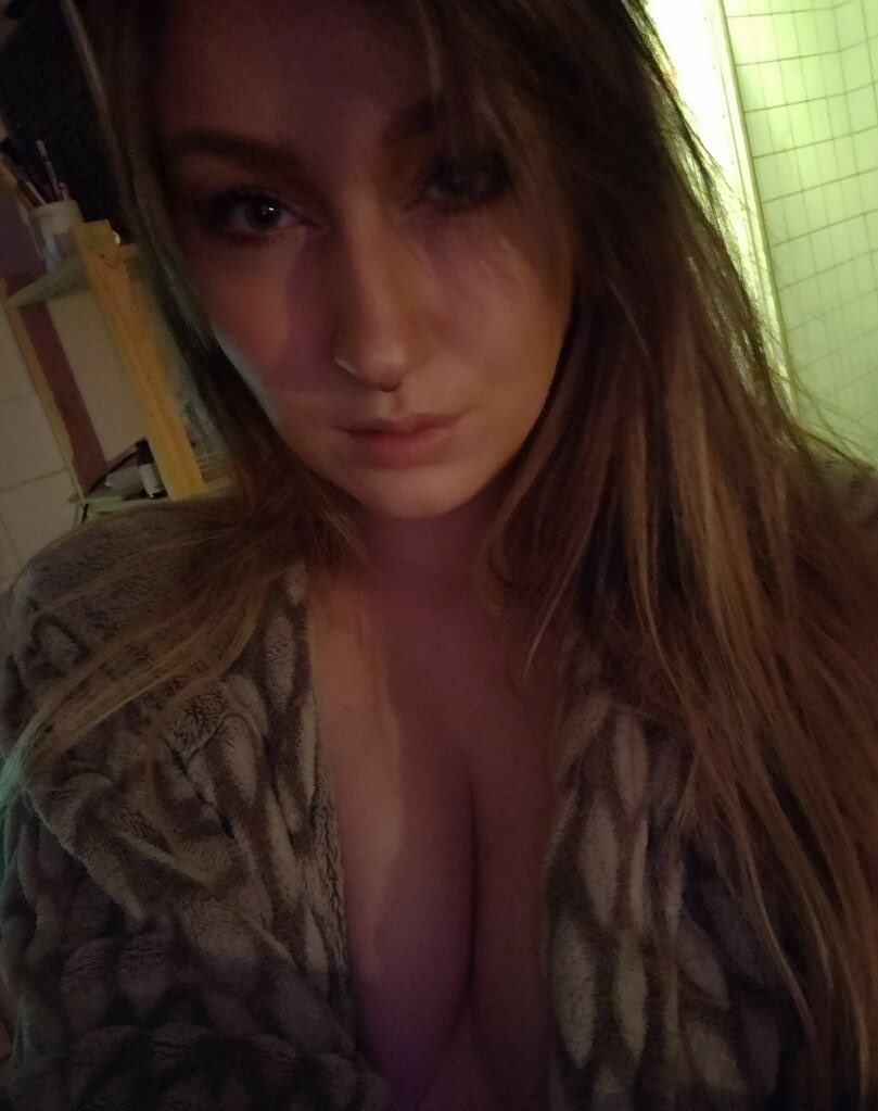 Hello les gens n’hésitez à pas me suivre et à retweet et liker mes posts si y a du monde je vais vous mettre des photos de moi 😉