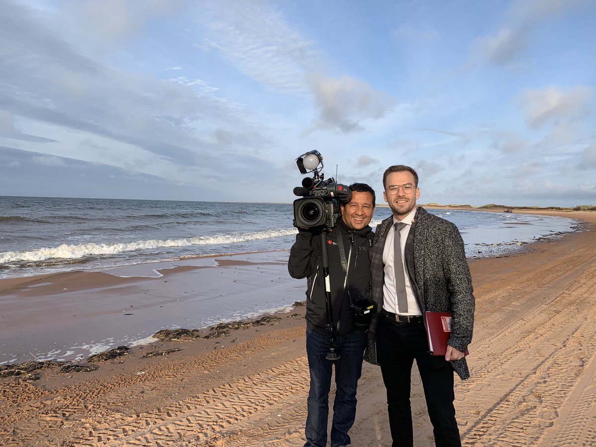 COULISSES DE CAMPAGNE… Lui, c’est John Jaramillo. Vaillant caméraman d ...