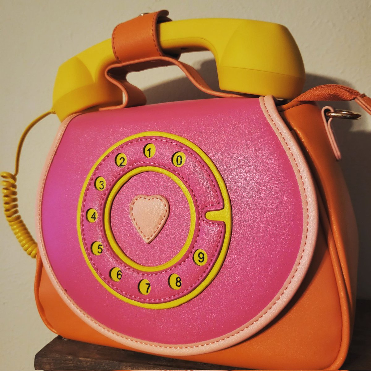 CueBallQT's tweet photo. Found this purse today and fell in love 🧡💛💜
#uniquepurse #ringringhello #fashion #oldschool #phoney https://t.co/xSAyq1UymD
