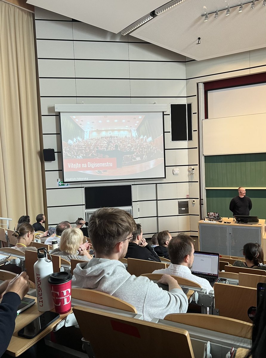 JanLohynsky's tweet photo. V roce 2020 jsem zakončoval Mediální studia na @FSV_UK a říkal jsem si, že se jako student do posluchárny už asi nepodívám.
No, tak mi to vydrželo 2 roky.
Z @digisemestr mám po dnešní úvodní sobotě super pocit 👌🏼 https://t.co/5Q0i47uaKu