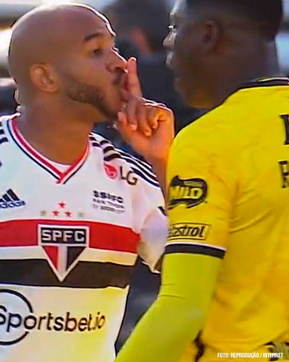 TNTSportsBR's tweet photo. Eita!! 😳🤫
Patrick e Ramirez se desentenderam e o jogador do São Paulo meteu essa aí pro goleiro do Del Valle! #SulAmericana2022 https://t.co/ZeqASOcBMN