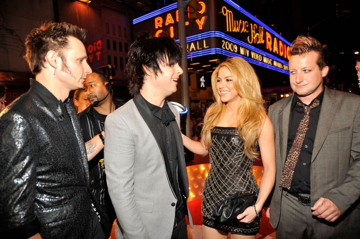 ShakiraFOv1's tweet photo. Shakira y Green Day en los MTV VMAs 2009 https://t.co/btm4u3Ujrw
