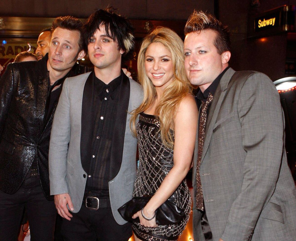 ShakiraFOv1's tweet photo. Shakira y Green Day en los MTV VMAs 2009 https://t.co/btm4u3Ujrw