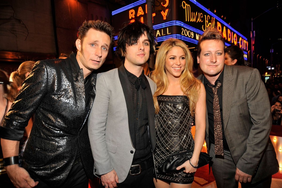 ShakiraFOv1's tweet photo. Shakira y Green Day en los MTV VMAs 2009 https://t.co/btm4u3Ujrw