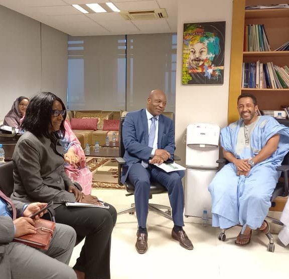 التمويل والوصول إلى الأسواق العامة! هذه بعض النقاط التي ناقشها رواد الأعمال بالأمس أثناء زيارة لوفد من البنك الدولي يتألف من الممثلة المقيمة السيدة ايزابيلا والمدير التنفيذي لـ 🇲🇷 السيد ألفونس كواغو ومستشارته السيدة مامو إيهوي