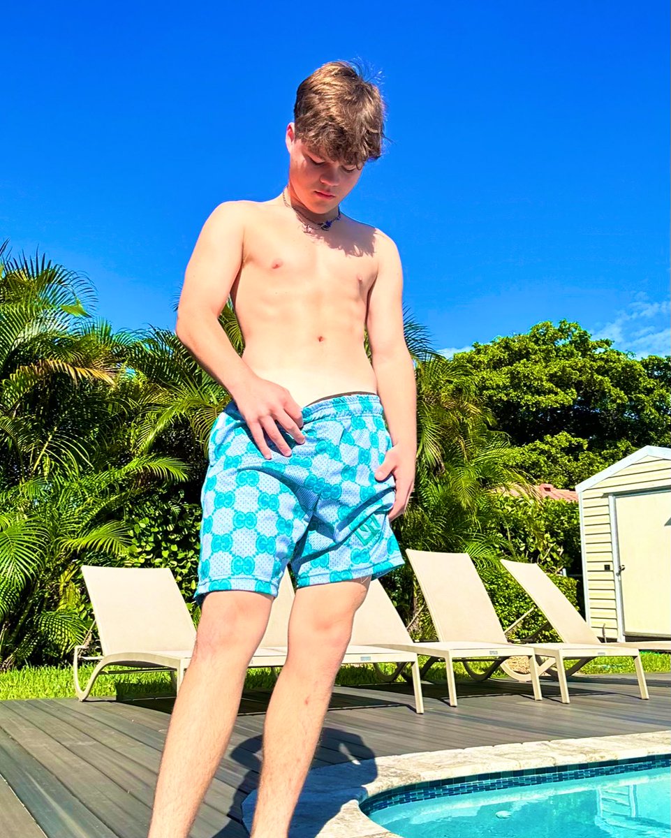 Jackexclusivex's tweet photo. Who wants to see the rest when I get back from the gym 💪🙈 https://t.co/eEPNBHRaik
