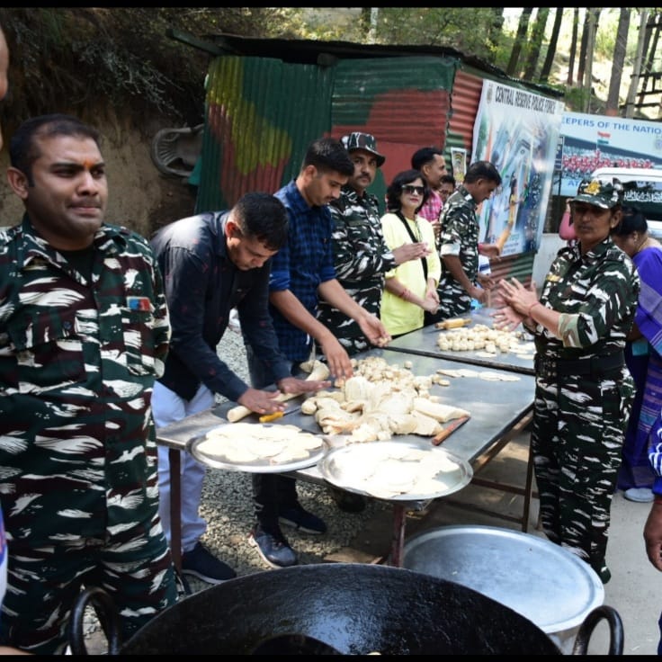 61Bncrpf's tweet photo. Social Service Through Different Enviable Ways have Become One of the Ways of  CRPF to Develop Strong Police-People Bonding.
Dotting the Same Line ,Today D/61BN has Organised Lunger for all to Mark the Fifth days of Godess Durga.
@HqrsCrpf @crpf_srinagar 
@crpfindia
@ShillKashmir https://t.co/I6KWnqpj1O