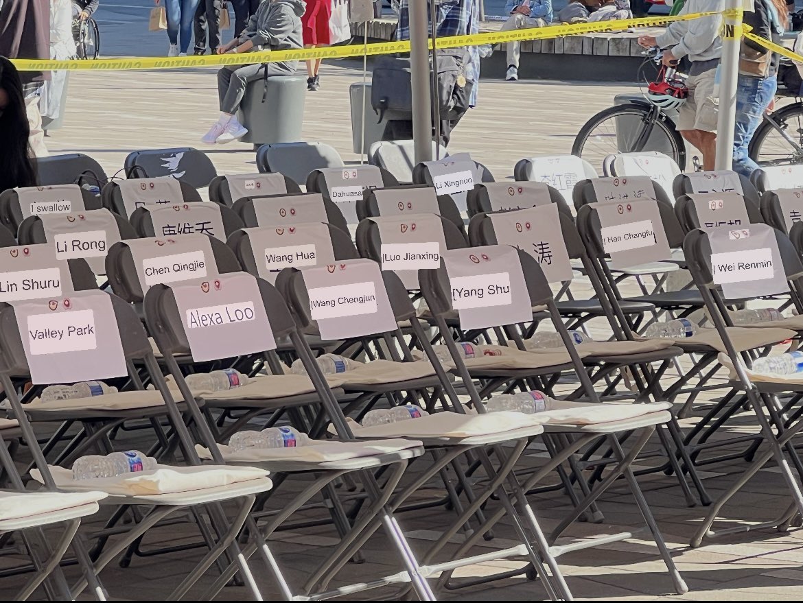 bobmackin's tweet photo. Who gets the VIP seats? Local #CCP #UFWD personnel, Xi Jinping envoys and Richmond city councillor @alexaloo, who has become a regular at these events. #richmondbc #vanpoli #vanRE #GreatTranslationMovement https://t.co/p6VVm4lXaF