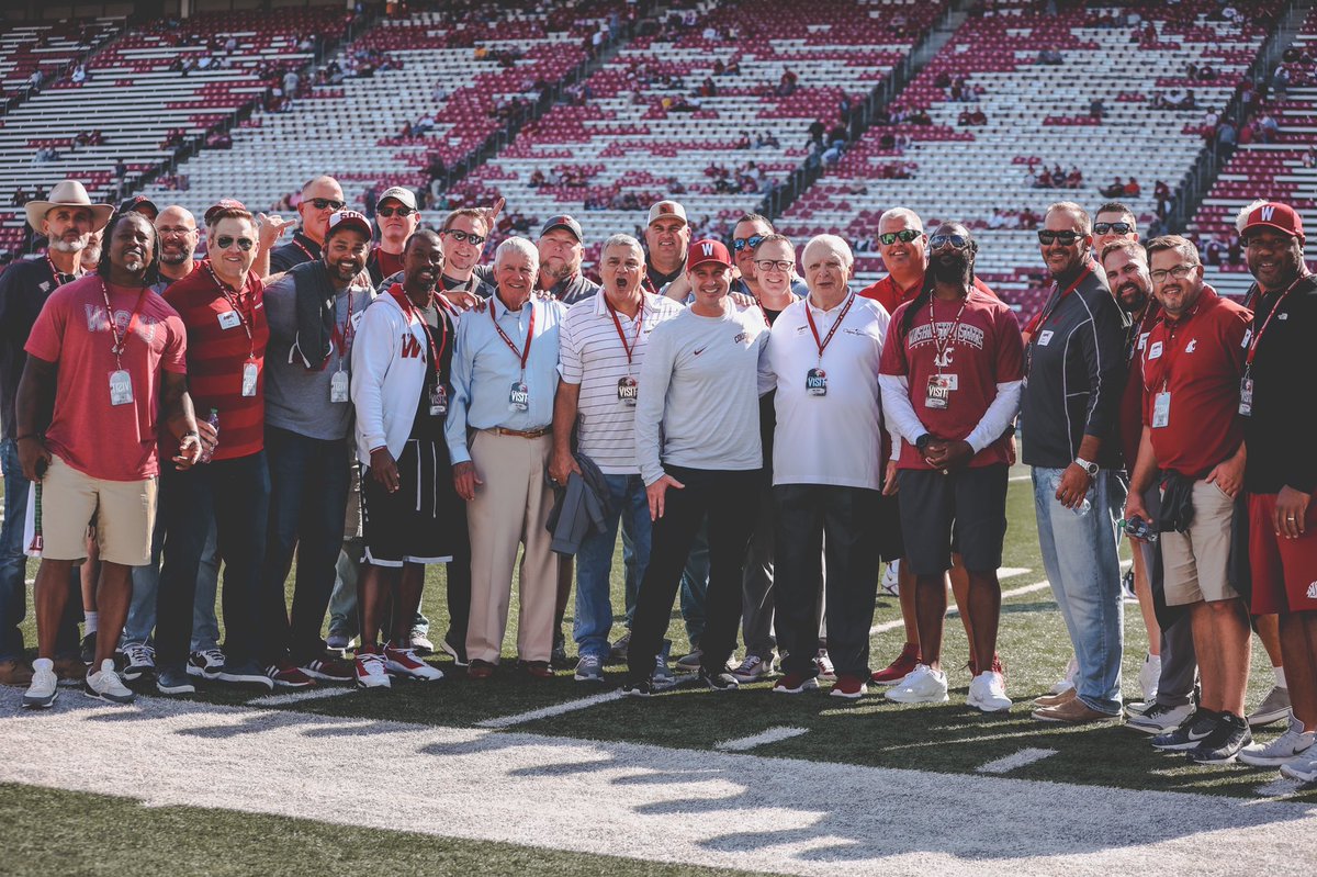 WSUCougarFB's tweet photo. This homecoming, we welcome back and honor the ‘97 Pac-10 Champions and Rose Bowl team🌹
#GoCougs | #WAZZU https://t.co/n1O4l6WJsT