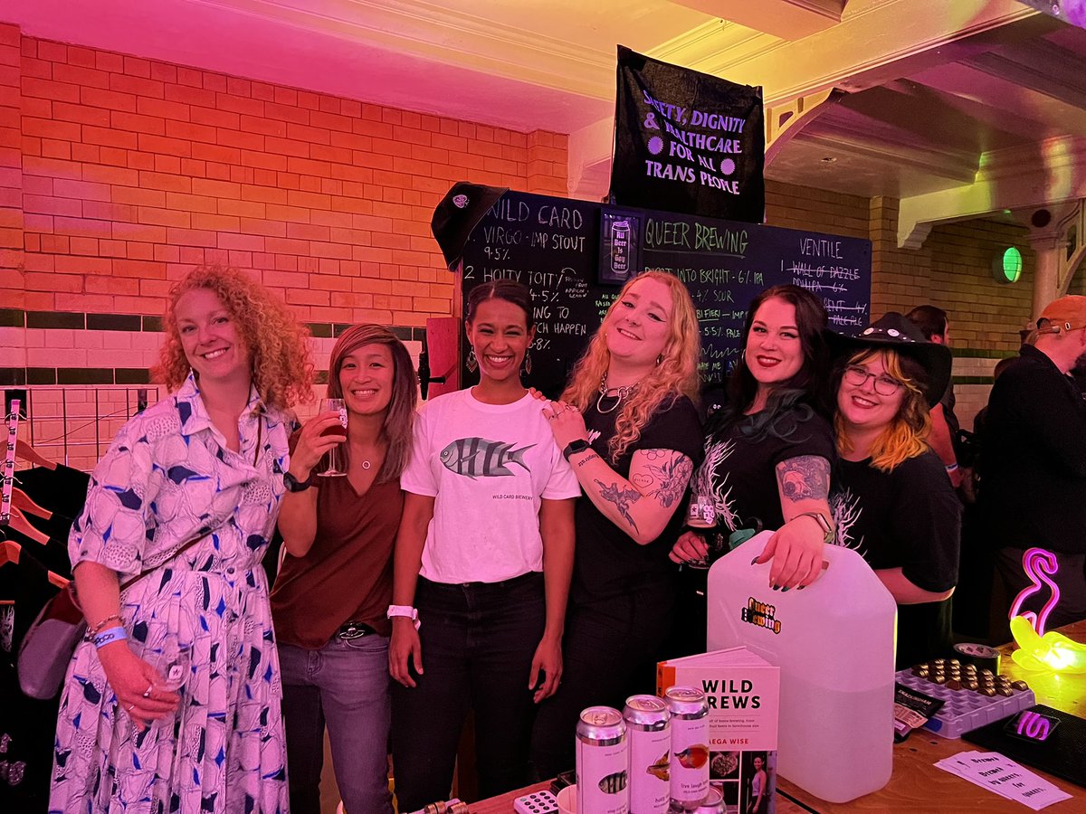 Nicky_Kong1's tweet photo. Impromptu @craftybeergirls photo op at @IndyManBeerCon!

@BeerBottleBlond @WildCardBrewery https://t.co/qfCOW0kHFM