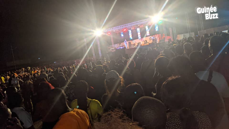 GuineeBuzz's tweet photo. 🔴🇬🇳#Conakry : En direct du concert des #10ans de succès de @SoulBangs au @StadeGLC !

Le public mobilisé pour découvrir en live le nouvel album #Evolution2 😍 #guinee #music #soulbangs https://t.co/lumxK6mAD9