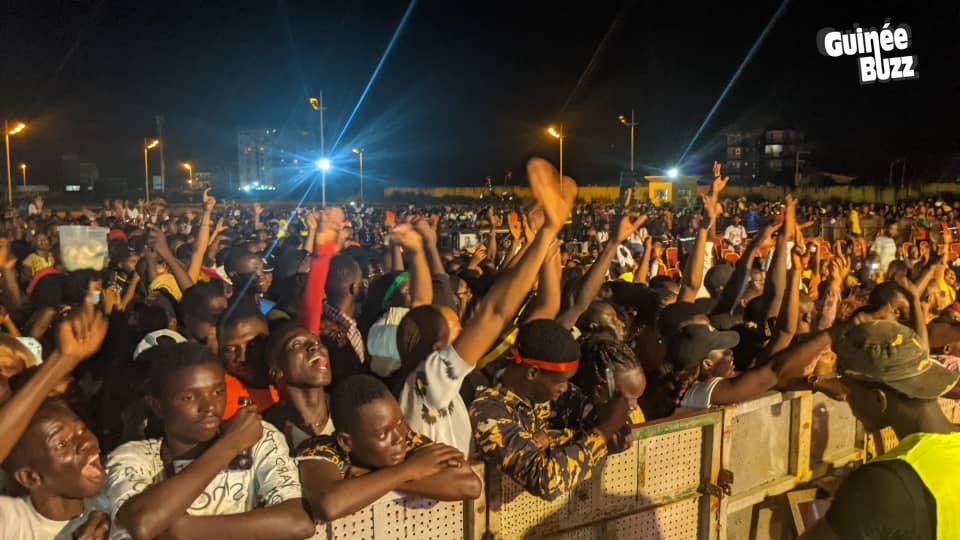 GuineeBuzz's tweet photo. 🔴🇬🇳#Conakry : En direct du concert des #10ans de succès de @SoulBangs au @StadeGLC !

Le public mobilisé pour découvrir en live le nouvel album #Evolution2 😍 #guinee #music #soulbangs https://t.co/lumxK6mAD9