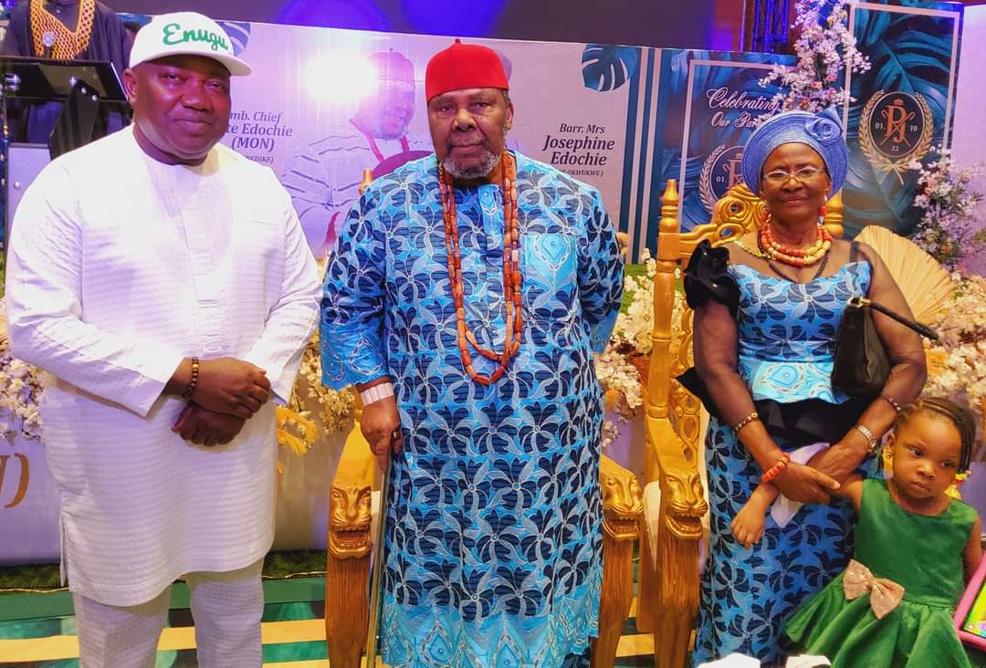GovUgwuanyiNews's tweet photo. Famous veteran #Nollywood actor, Pete #Edochie @YulEdochie today described #Governor #Ugwuanyi of  #EnuguState  @Coal__City as “the most dearest person” to him among great #leaders in #Nigeria and beyond,
as he marks his 53rd wedding anniversary in style..
https://t.co/mV1Qu72TiR https://t.co/LK1p9vhQYC