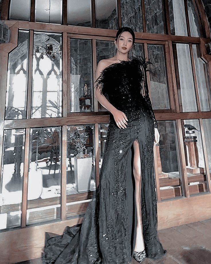 ninivige's tweet photo. ㅤ
ㅤ
⬫˙𓈒ꫀᥣᥣꫀ'᥉ ❪ᦸvᦸnɬ؛uρძᨡɬᦸ❫❫•#homecomingball : her şeyi konuşmayı bırakarak maison de quartier'nin kraliçesini, bizim de bu geceki ev sahibimizi konuşmaya başlayabiliriz bence. gerçi kendisinin güzelliği karşısında kelimeler kifayetsiz kalıyor hiç şüphesiz.
ㅤ https://t.co/DtcBRF4giD