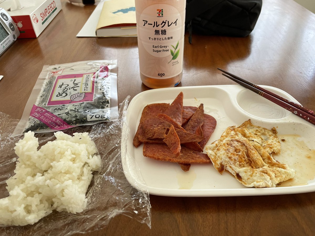 K77207531's tweet photo. 雑すぎる昼ごはん笑笑
これだけで良いんです。
十分美味しい。
そしてレンチン後茶碗にすら盛られないご飯、ごめん🙏笑

＃雑ご飯　＃洗い物は最小限に https://t.co/U2VYLEu8U9