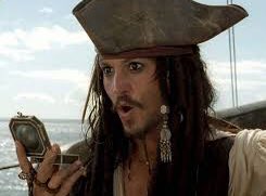 Sparrow viendo cómo su brújula en Cuba  es una brújula común ... “solo apunta al norte “