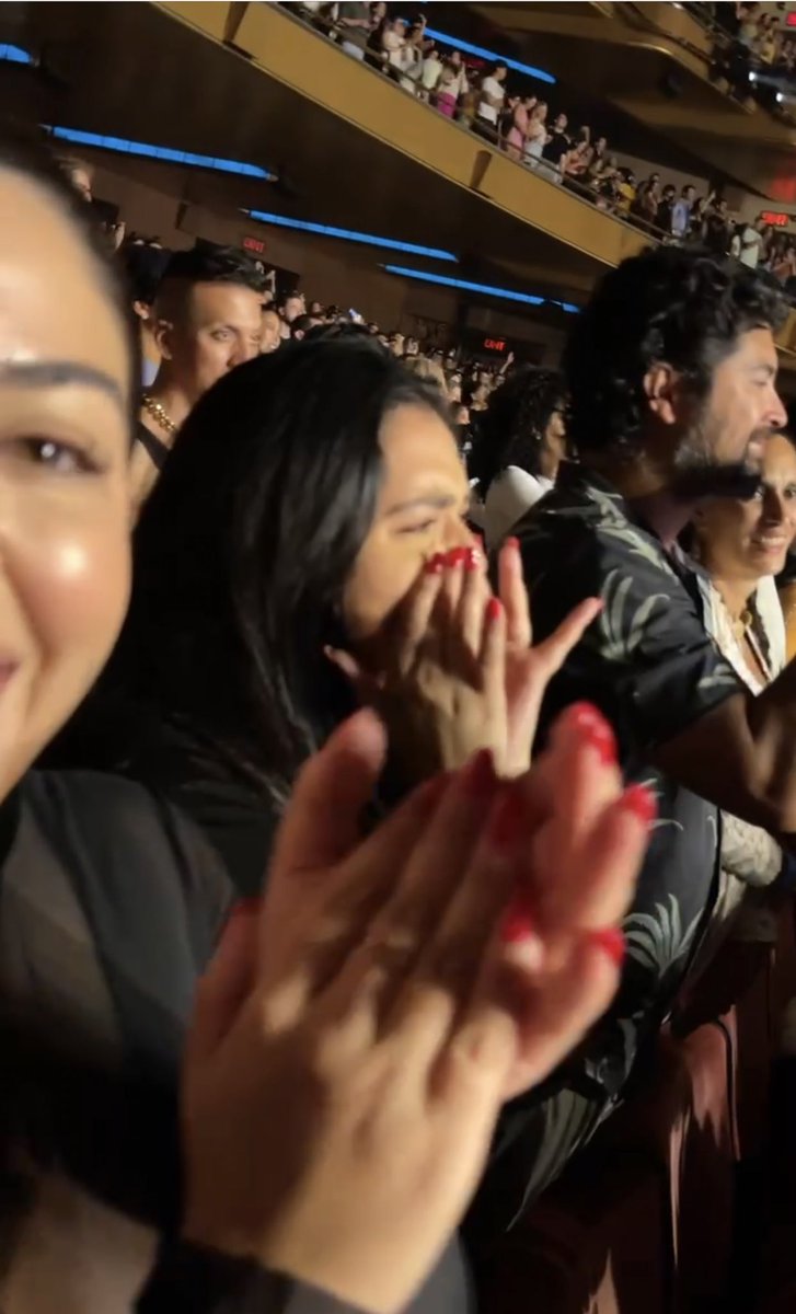 EvelioCJr's tweet photo. @rosalia .@rosalia me tenías ugly crying y todas las emociones en New York con mis Motomamis , te la comisteeeeeis 💛💛💛💛 https://t.co/ozSrOd7m8R