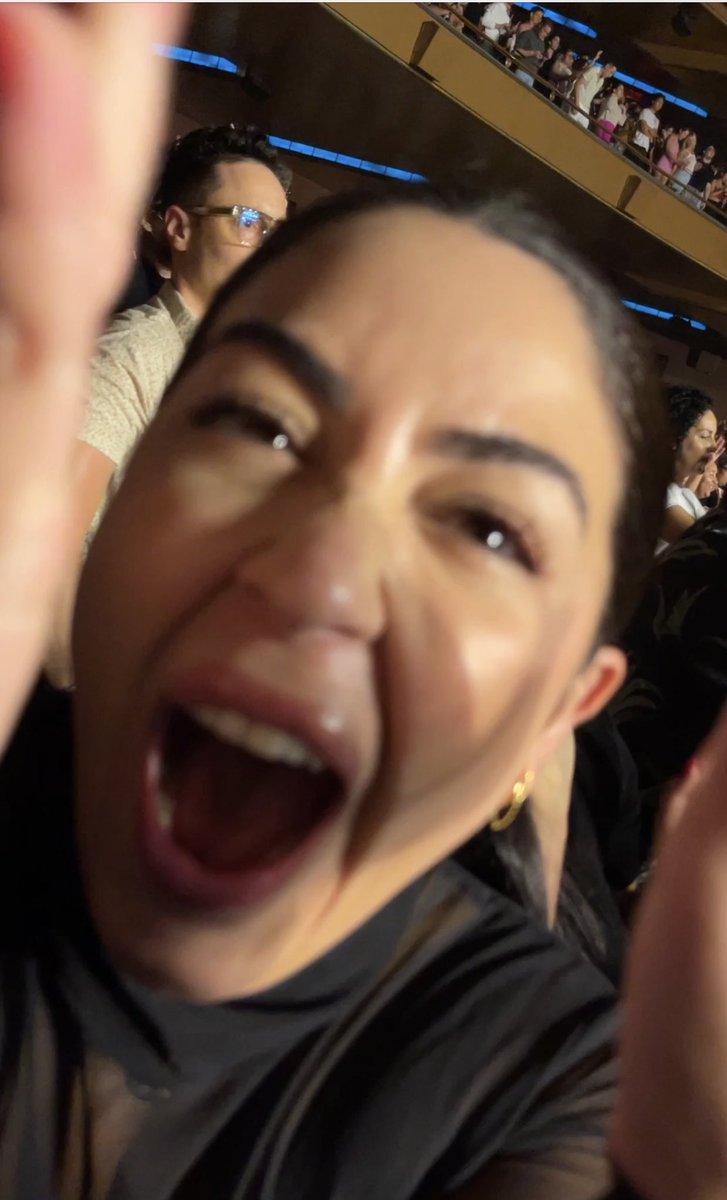 EvelioCJr's tweet photo. @rosalia .@rosalia me tenías ugly crying y todas las emociones en New York con mis Motomamis , te la comisteeeeeis 💛💛💛💛 https://t.co/ozSrOd7m8R