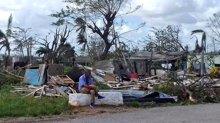 PresidenciaCuba's tweet photo. 🧵| El Consejo de Ministros aprobó que el Presupuesto del Estado financie el 50% de los precios de los materiales de construcción, tanques y colchones que se vendan a la población damnificada por el huracán, en Pinar del Río, Artemisa, Mayabeque, La Habana e Isla de la Juventud. https://t.co/OLqoIJyNLb