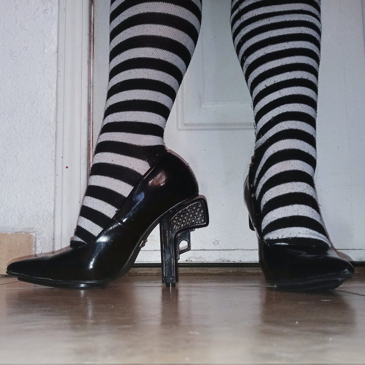 dextromikufan's tweet photo. Crazy ass shoes from savers that were 6$ https://t.co/npRIdl1AeL