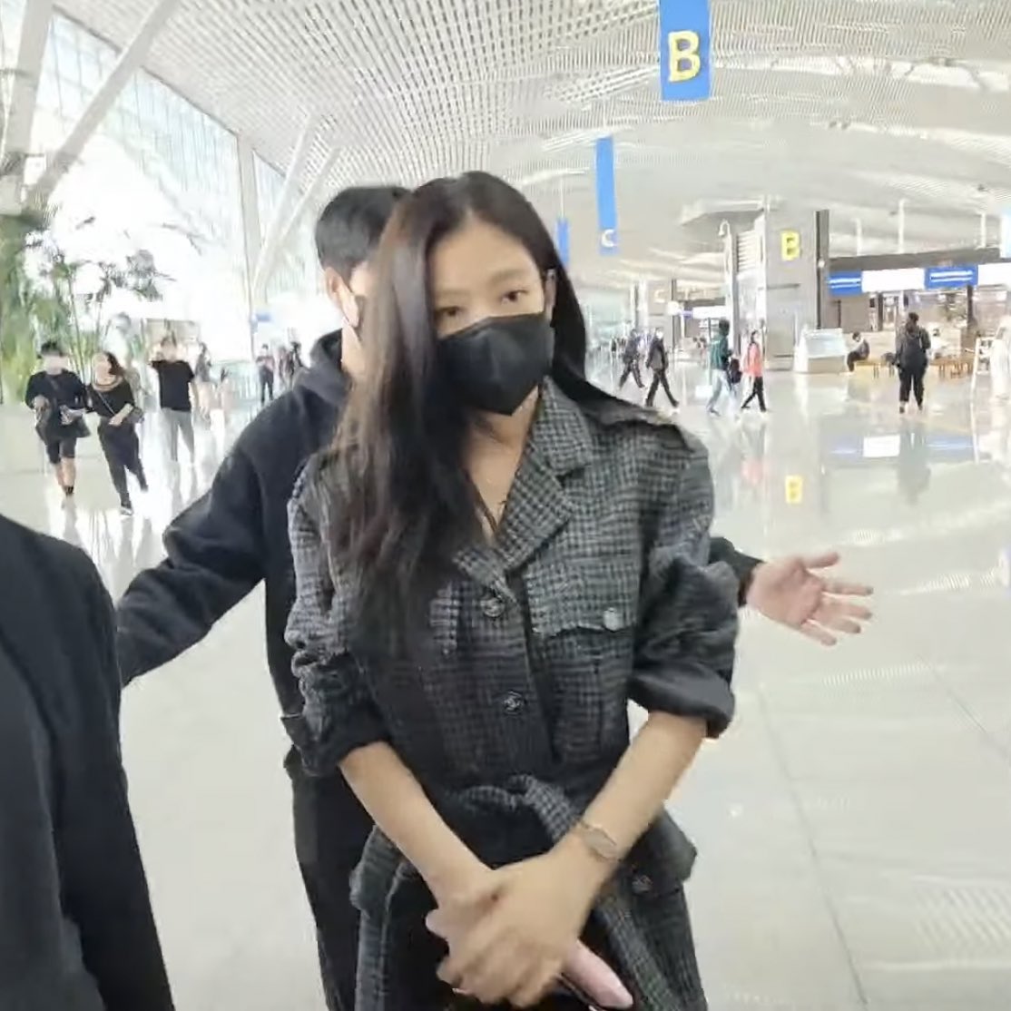 BLACKPINKBRASIL's tweet photo. 📸 Jennie no aeroporto de Incheon embarcando para Paris.

#JENNIE @BLACKPINK https://t.co/HVOLnzr4eq