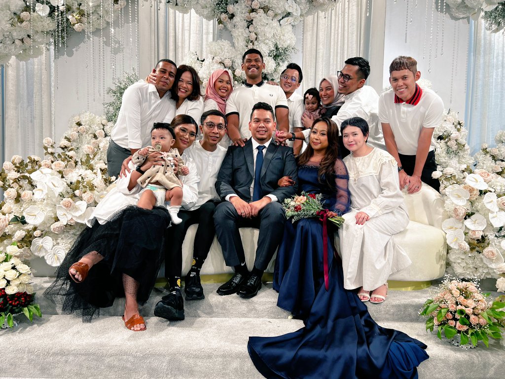 FWeird's tweet photo. Selamat Pengantin Baru brother. Finally the last of the group to get married. So proud of you Mr Red Beard! Felt blessed too as i was entrust with "PakAndam" mcm paham job for each of them all.
To many more yrs of friendship with you all. 😇🤙
#LostBoys  #Indy730hahax 🤣 https://t.co/1MSvp0ncv5