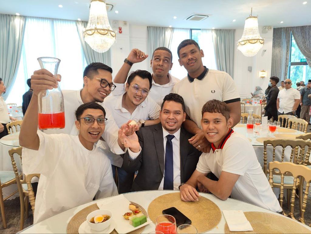 FWeird's tweet photo. Selamat Pengantin Baru brother. Finally the last of the group to get married. So proud of you Mr Red Beard! Felt blessed too as i was entrust with "PakAndam" mcm paham job for each of them all.
To many more yrs of friendship with you all. 😇🤙
#LostBoys  #Indy730hahax 🤣 https://t.co/1MSvp0ncv5