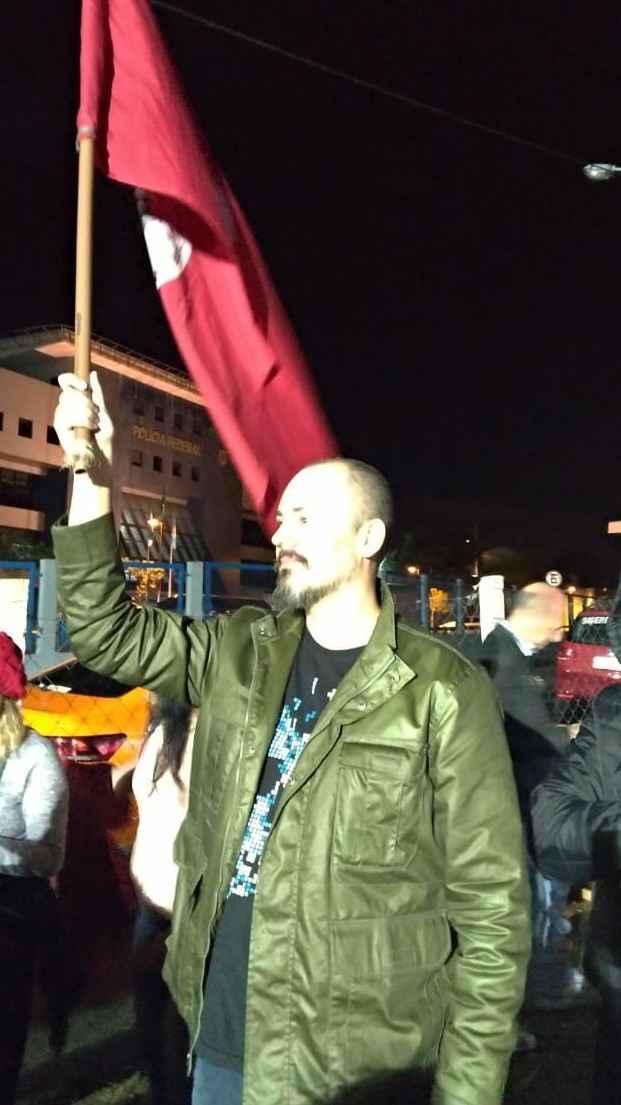 Jeromix's tweet photo. Se em 2018 eu estava na Vigília Lula Livre em Curitiba, buscando justiça para @LulaOficial, neste domingo vou às urnas buscar justiça pelo país, votando 13. https://t.co/ztOCCQpxEI