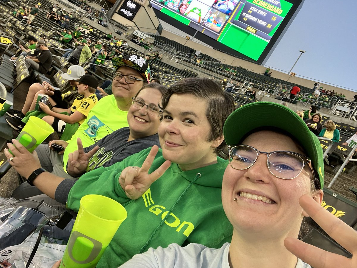 Pkmntrainerrasi's tweet photo. Let’s #GoDucks #OregonDucks https://t.co/Ss1KOI8tm2