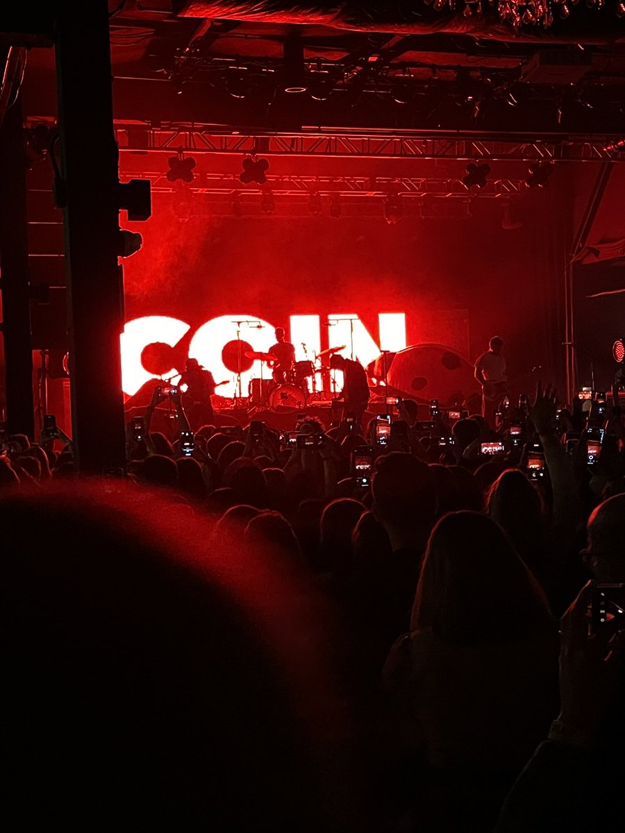 brookefoolery's tweet photo. Man, if you haven’t seen your favorite artist live with your best friends, what are you doing? https://t.co/xaiOdT30yH