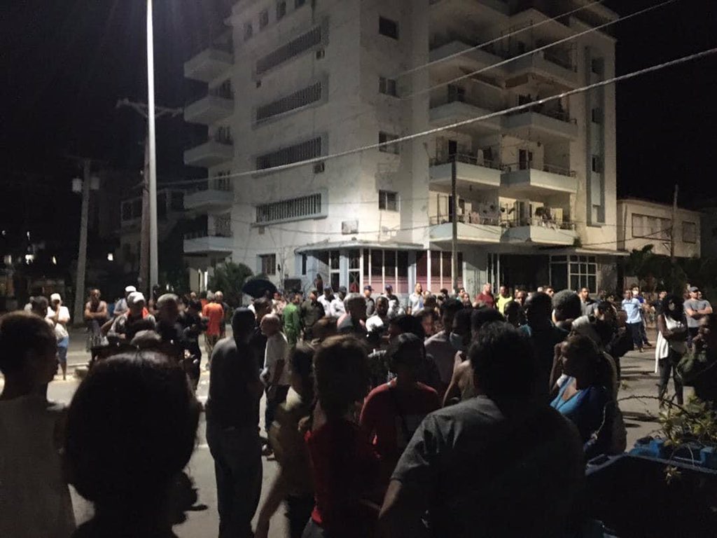 odysfree's tweet photo. Línea y F Vedado ahora https://t.co/ZgHBlCq5ii