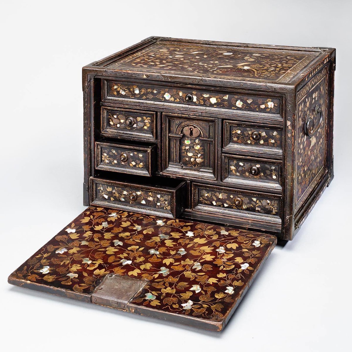 南蛮蒔絵花樹鳥文小箪笥 桃山時代〜江戸時代初期 横44.3cm 奥行30.8cm