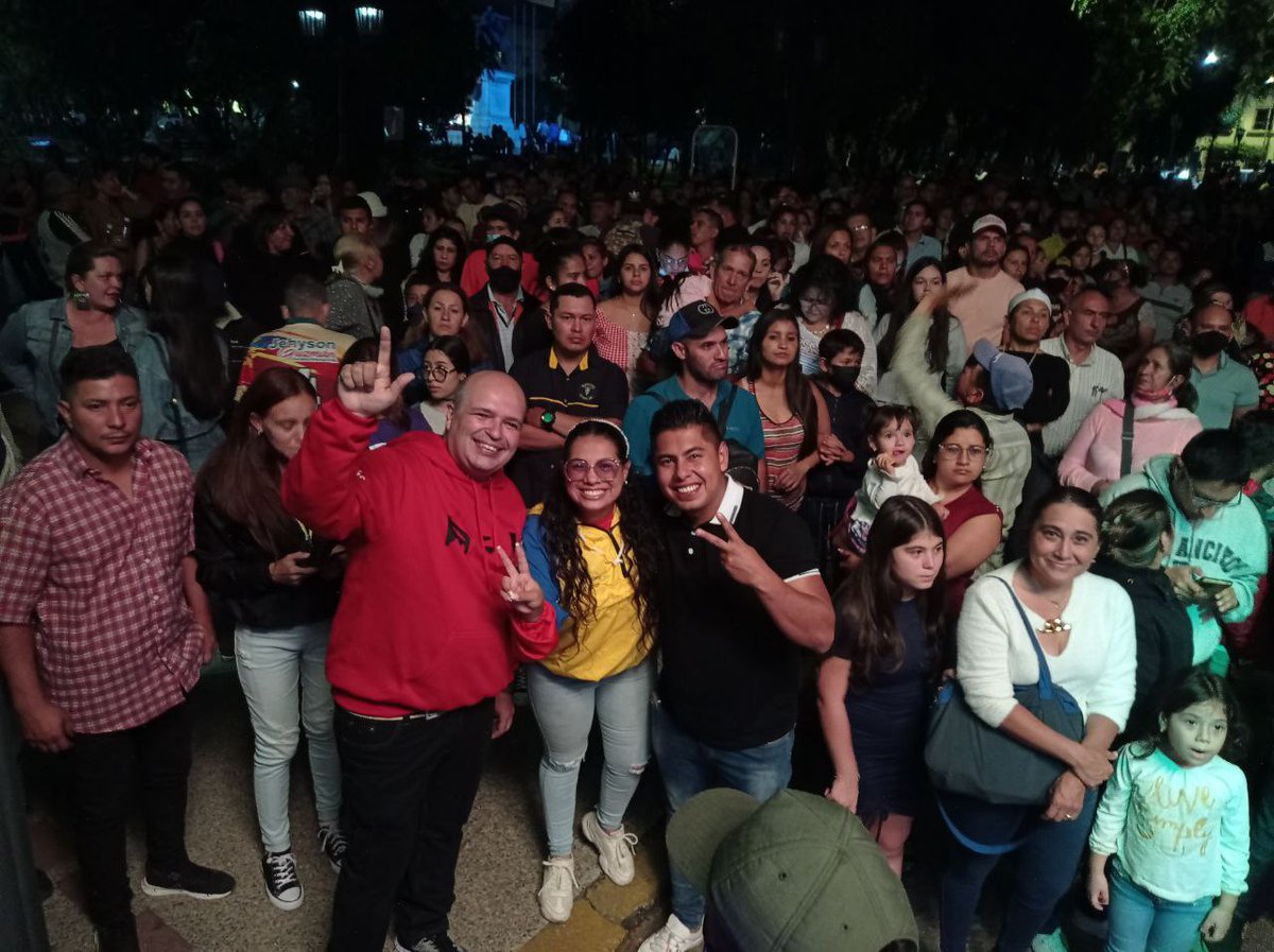 JEHYSONGUZMAN's tweet photo. Saludos Mérida, con muchísima alegría y diversión iniciamos junto al pueblo el primer parrandon de la temporada más hermosa del año. Con la bendición de Dios y de la Virgen de las Nieves disfrutemos en famila y amigos estas #NavidadesFelices2022 https://t.co/92rqhI1Fdr