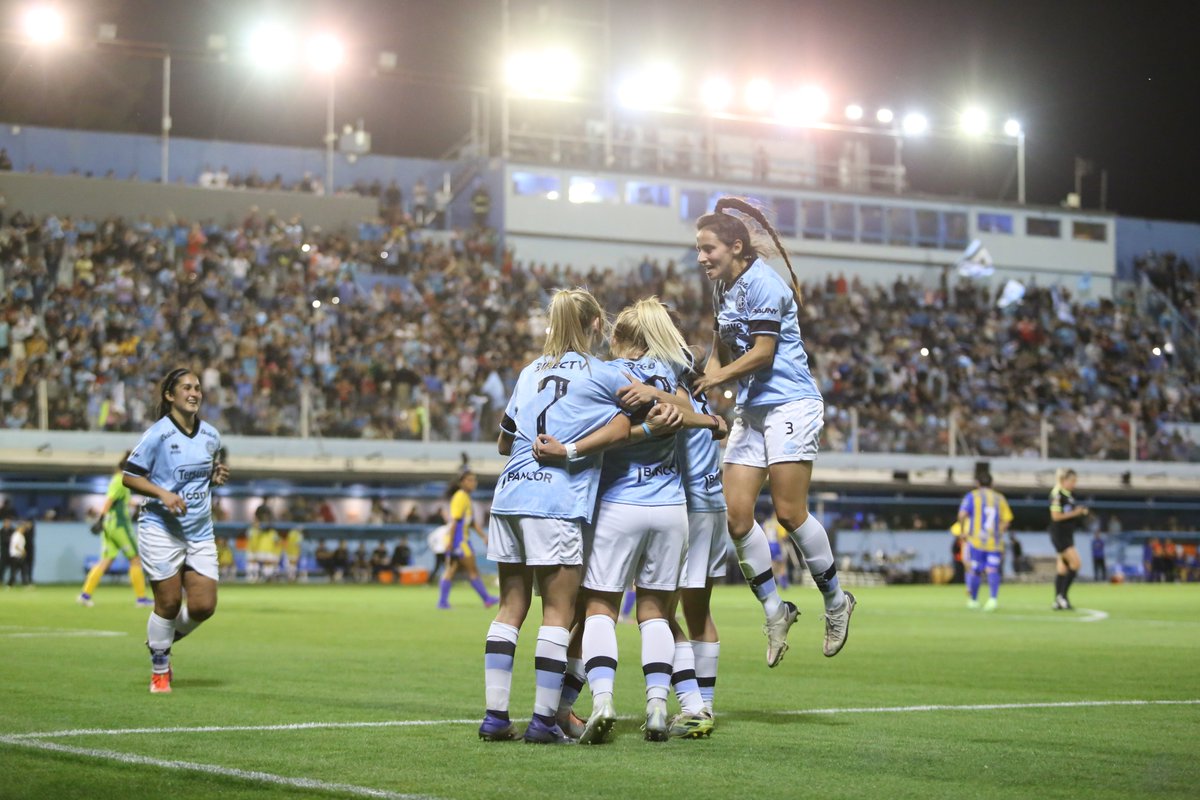¡CAMPEONAS INVICTAS!🏆💙💜🏴‍☠️

Siempre rompiendo récords. Ante más 28 mil hinchas en Alberdi, el @cabfutbolfemenino se consagró campeón del Nacional B de <a href="/afa/">AFA</a> a 2 fechas de finalizar el torneo, en una jornada histórica para #Belgrano.

#FemeninoBelgranoCampeón