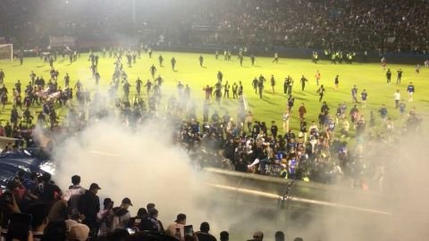 wrldrn's tweet photo. #Indonesia At least 127 people have been reported dead after riots following a soccer game in Indonesia. https://t.co/OuKlKWdUP3