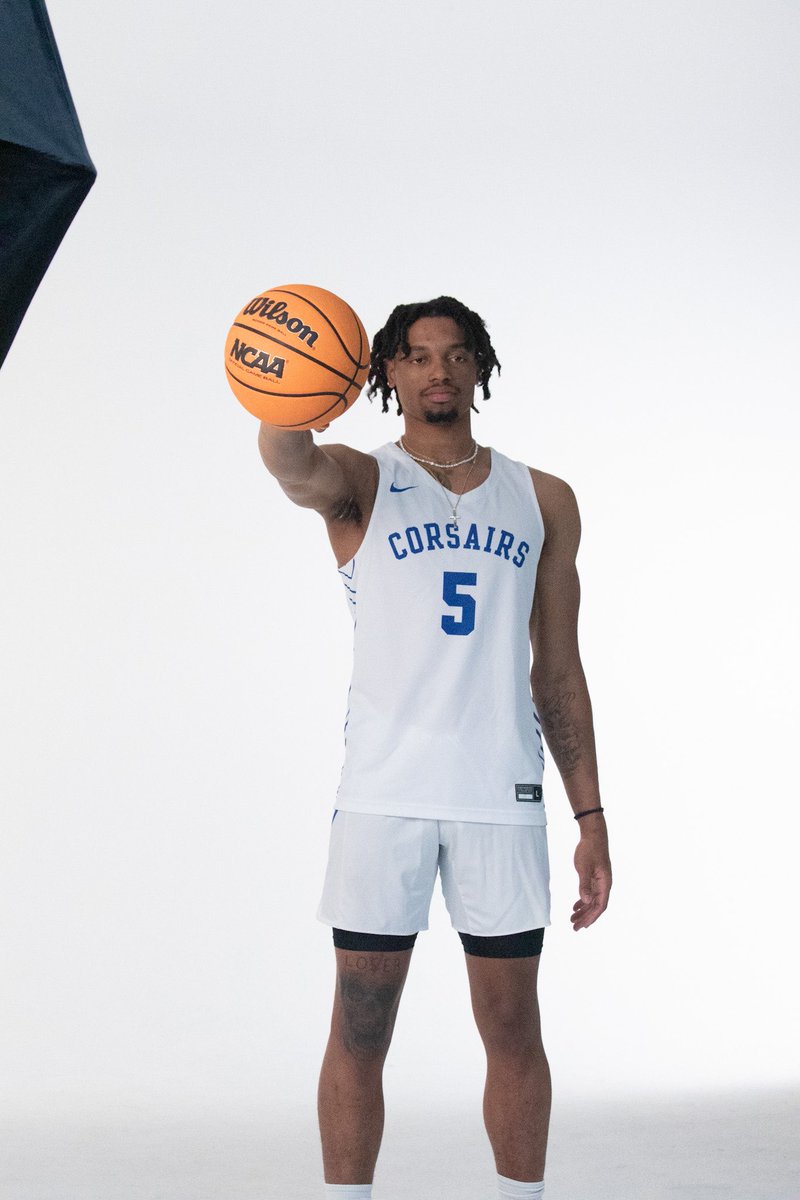 SantaMonicaMBB's tweet photo. More behind the scenes from 2022 media day from our awesome team photographer @jaetookit #HoopAndShip @Sto33_ https://t.co/x8hvkeROgj