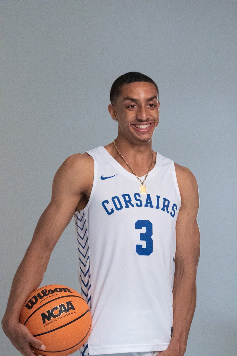 SantaMonicaMBB's tweet photo. More behind the scenes from 2022 media day from our awesome team photographer @jaetookit #HoopAndShip @Sto33_ https://t.co/x8hvkeROgj