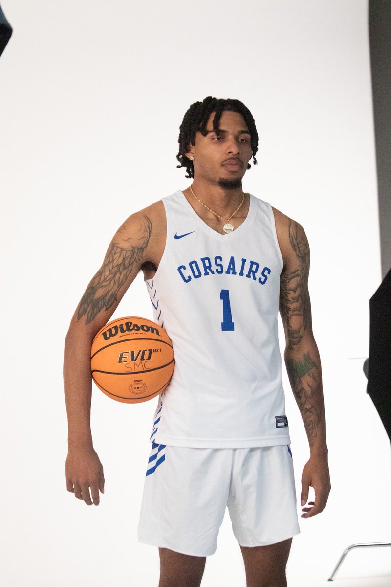 SantaMonicaMBB's tweet photo. More behind the scenes from 2022 media day from our awesome team photographer @jaetookit #HoopAndShip @Sto33_ https://t.co/x8hvkeROgj
