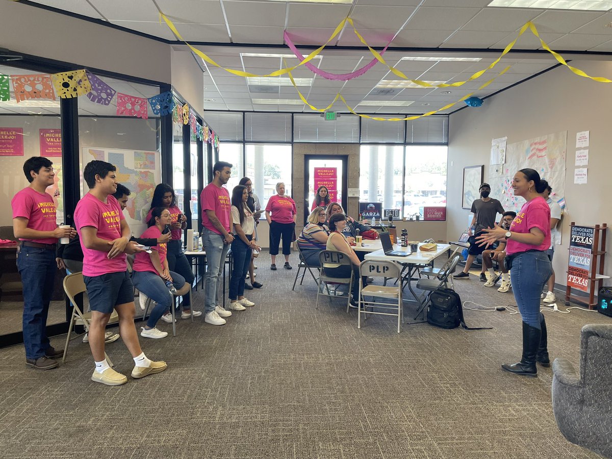 MichelleVforTX's tweet photo. Another canvass in the books!

Thank you to everyone who has been showing up every single weekend to knock on doors and make sure we get the word out about our campaign.

We’re 38 days away from Election Day and only 23 from Early Vote! 

¡Vamos Por Quince! #TX15 https://t.co/jCFGQszmwJ