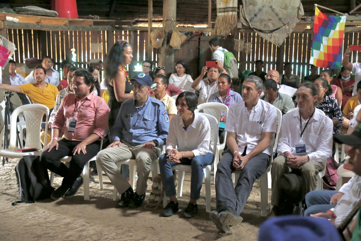 MinAmbienteCo's tweet photo. Los pueblos indígenas tienen una gobernanza territorial fundamental para 🇨🇴. Hoy, en #AmazonasTienesLaPalabra la Ministra @susanamuhamad recogió sus propuestas como insumo para una mesa de trabajo trinacional que permita resolver regionalmente temas prioritarios.

@OPIAC_Amazonia https://t.co/ZGAGq9ZcCn