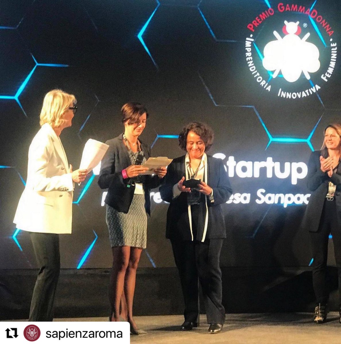 📸🏆 Alla nostra prof. Chiara Petrioli il 'Women Startup Award' di @IntesaSanPaolo Innovation Center, nell’ambito del Premio #GammaDonna 2022

[leggi tutto su ➡️ Instagram.com/p/CjL9OsgrVnb/]

#orgoglioSapienza #docentiSapienza
#I3s_Sapienza #Diag_Sapienza
