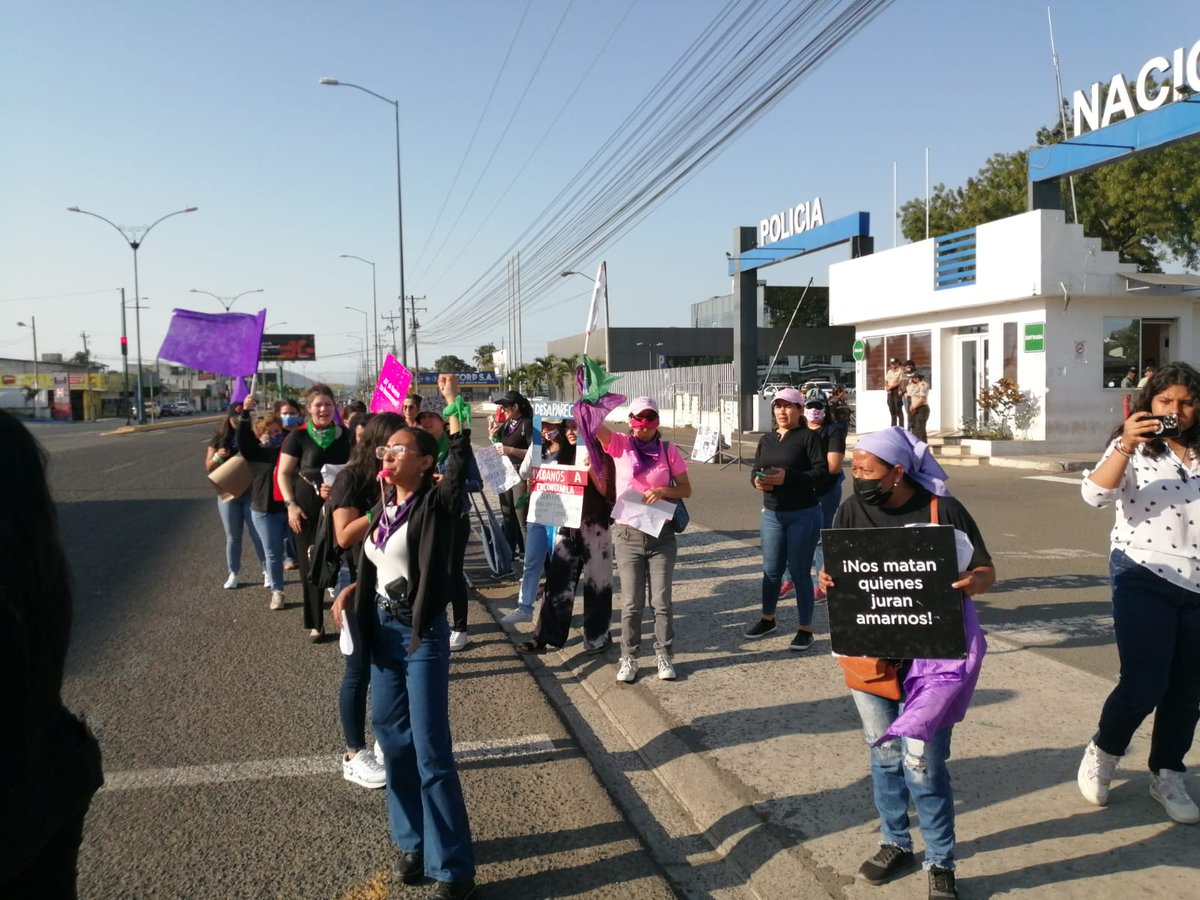 ForoManabi's tweet photo. Desde Manabí nos unimos a la marcha nacional en contra del #EstadoFeminicida, porque sabemos que si no luchamos juntas, nos matarán por separado. 
#VivasNosQueremos 
#LaPoliciaNoNosCuida https://t.co/BcQnUAexB2