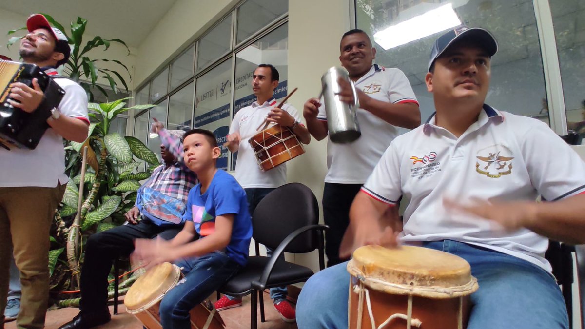 aeronavalpanama's tweet photo. Al conmemorarse el Día Internacional de las Personas Mayores, la Dirección Nacional de Acción Integral, a través del Conjunto Típico Aeronaval y #NuestroTalentoHumano Jaime Ellis, llevaron alegría y sana convivencia a  adultos mayores en la @USMApanama.
#CorazónAeronaval💖 https://t.co/PtcO2E29qU
