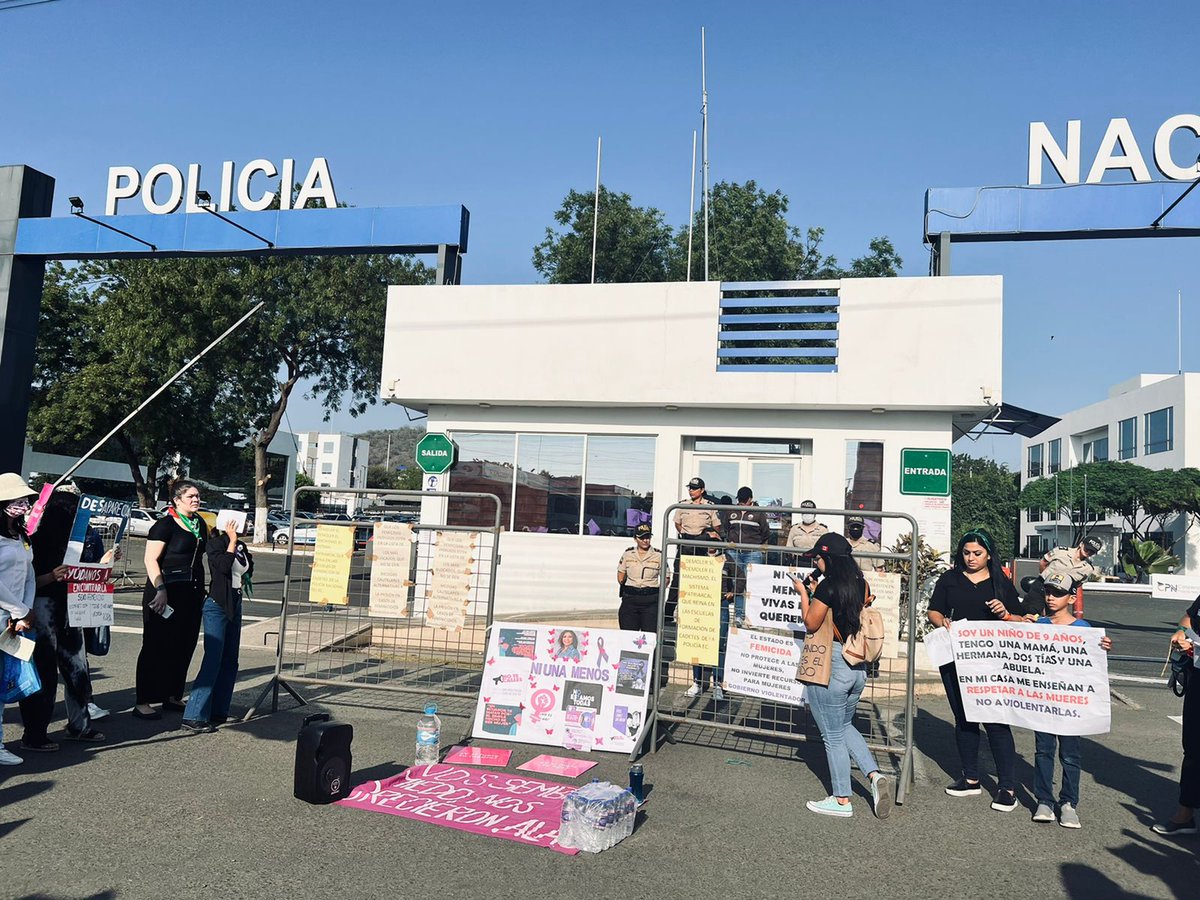 ForoManabi's tweet photo. Desde Manabí nos unimos a la marcha nacional en contra del #EstadoFeminicida, porque sabemos que si no luchamos juntas, nos matarán por separado. 
#VivasNosQueremos 
#LaPoliciaNoNosCuida https://t.co/BcQnUAexB2