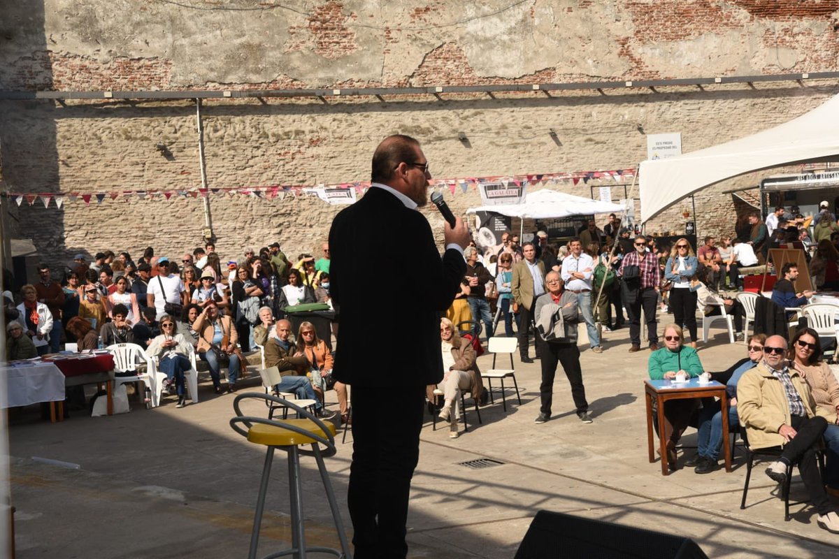 CarnavalMuseo's tweet photo. Ricardo Olivera musicalizó este primer #DíaDelPatrimonio.

Dio un show con una variada recopilación de canciones.
Apoya la Comisión Interministerial de apoyo al Tango y al Candombe (CIATyC). https://t.co/qYkzWeBqQG