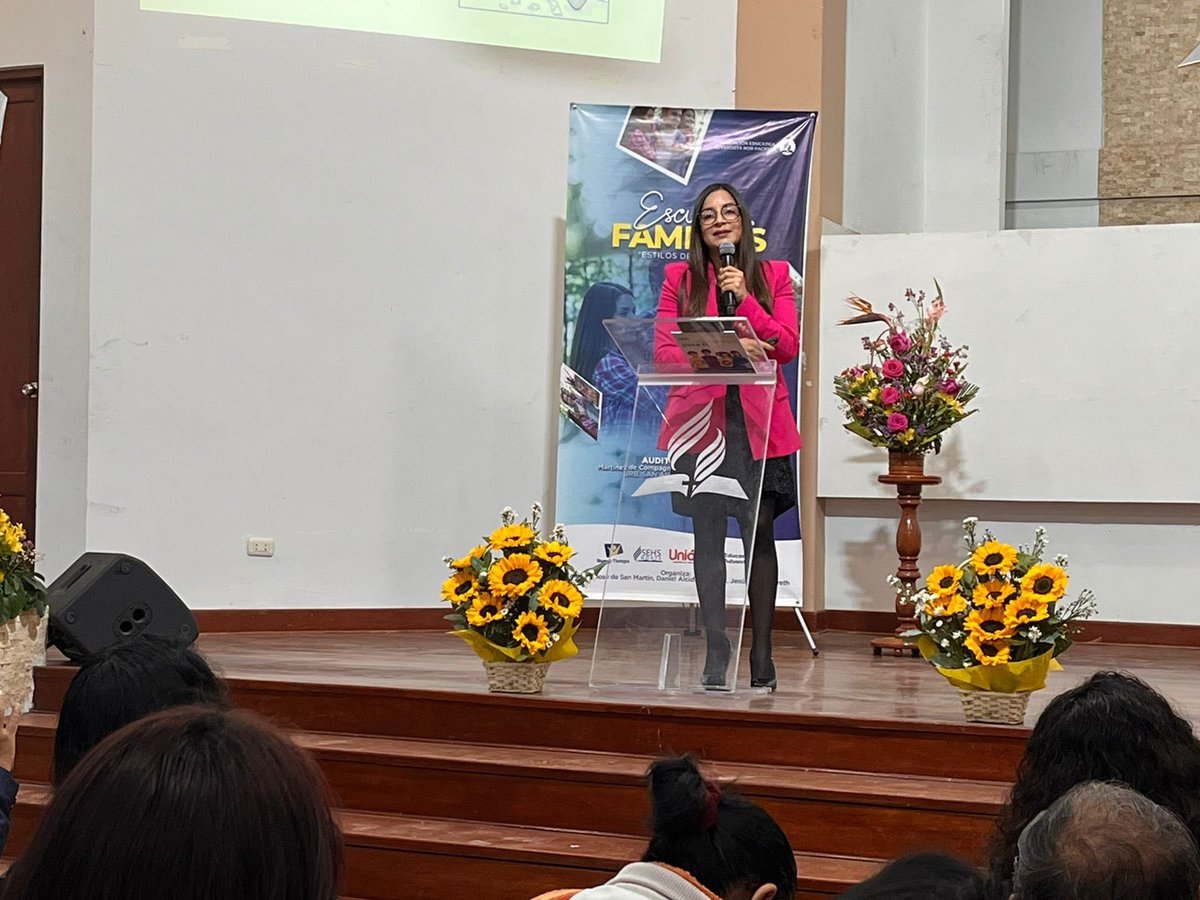 NuevoTiempoPeru's tweet photo. En #Trujillo, Gema Guevara presenta seminario para familias y papás. Más de 200 personas deciden estudiar la Biblia como parte de mejorar su salud mental. @gemainsight https://t.co/oZSe3irg3E