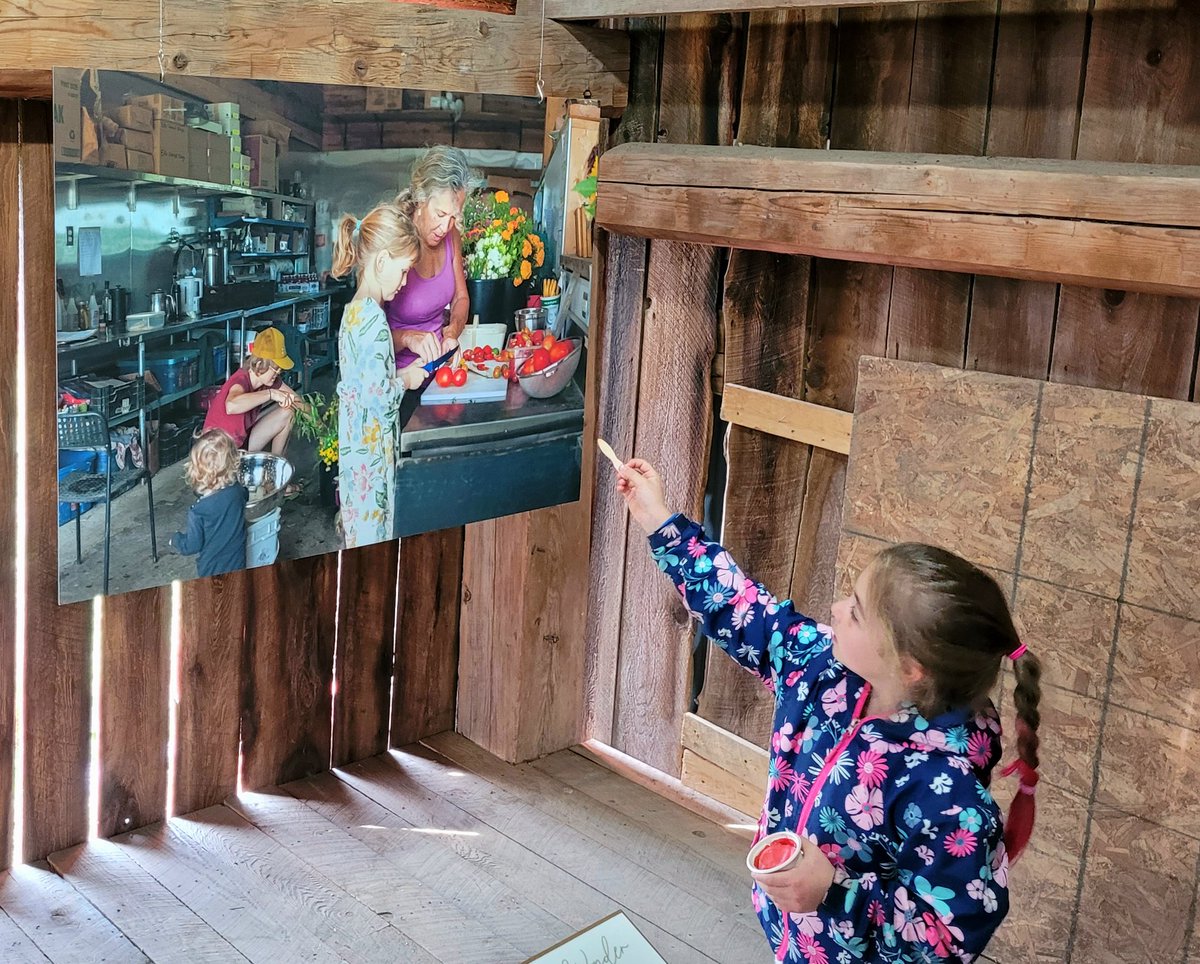 Tontine_og's tweet photo. Semer l'avenir : Des agricultrices et l'écoagriculture est une magnifique exposition dans une grange centenaire lors de la fête agricole Roots and Shoots. L'exposition se poursuit demain et ne la manquez pas ! https://t.co/8SbStt9bJ2